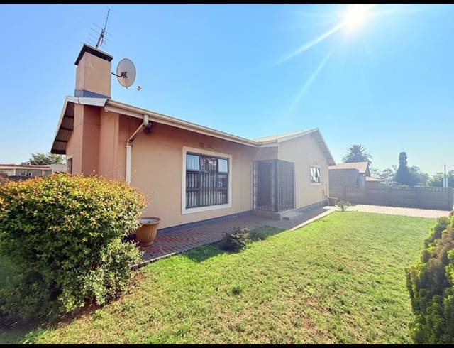 3 BEDROOM HOUSE FOR SALE IN VANDERBIJLPARK CW 4